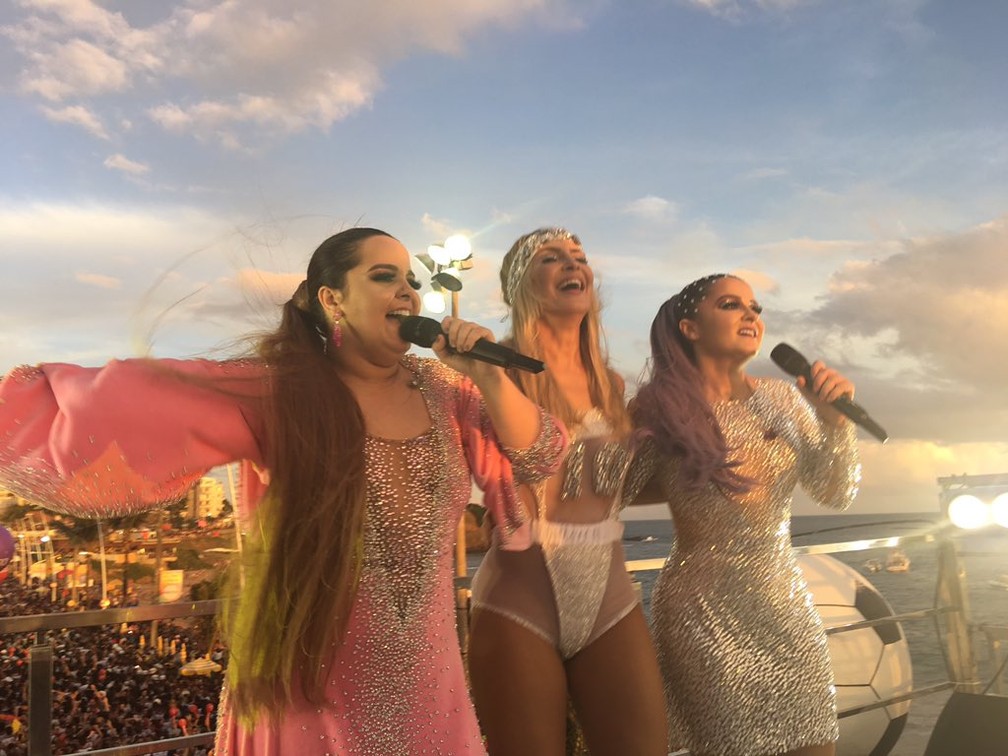 Maiara e Maraísa com Claudia Leitte em trio, no carnaval de Salvador (Foto: Maiana Belo/ G1)