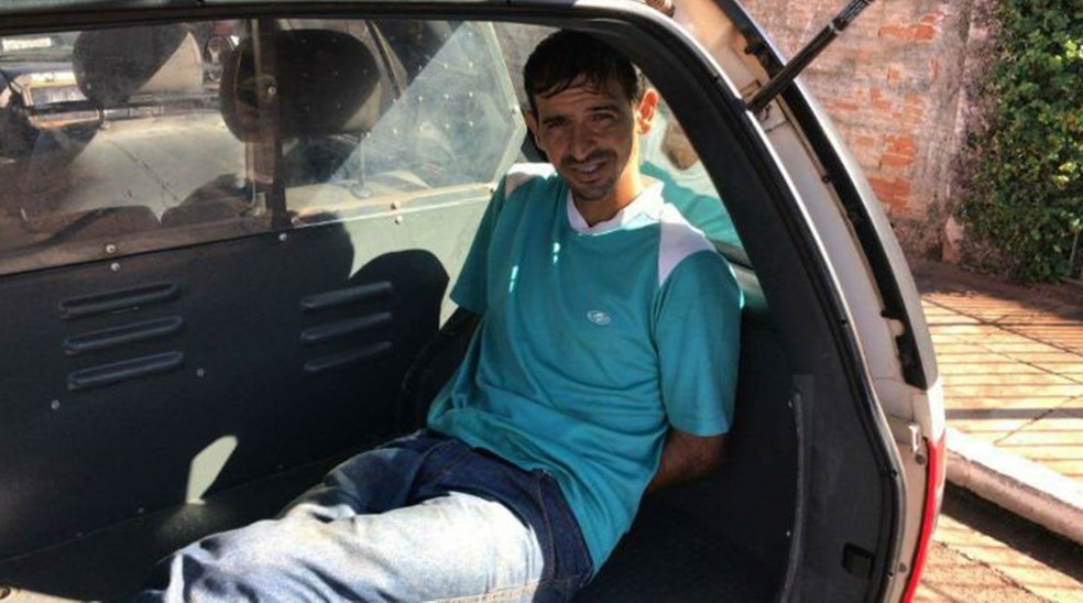 Suspeito foi preso em Pereira Barreto e encaminhado para a delegacia de Ilha Solteira (Foto: Divulgação/Polícia Militar)