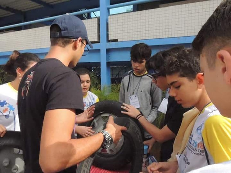 Amarildo Silva ministra oficinas de como reutilziar os pneus velhos em escolas de Campina Grande â Foto: Amarildo Silva/Aquivo Pessoal