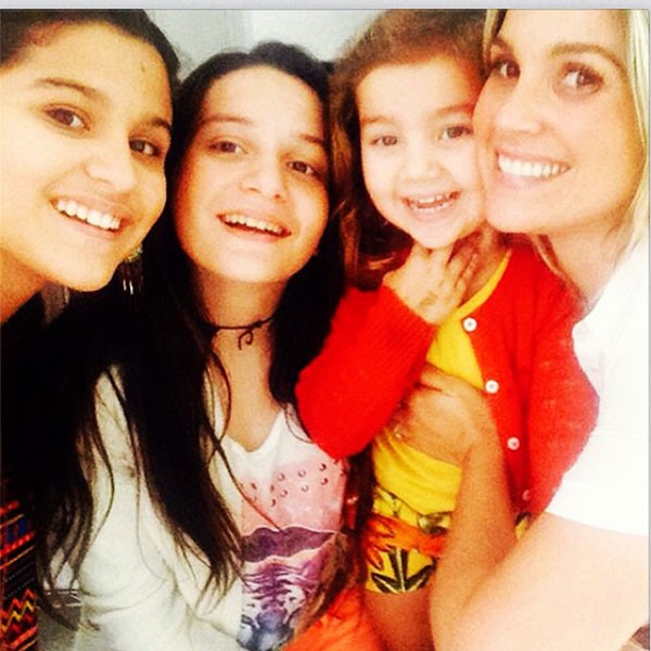 Flávia Alessandra com as filhas Giulia e Olívia e a amiga Bruna Aroeira (Foto: Reprodução/Instagram)