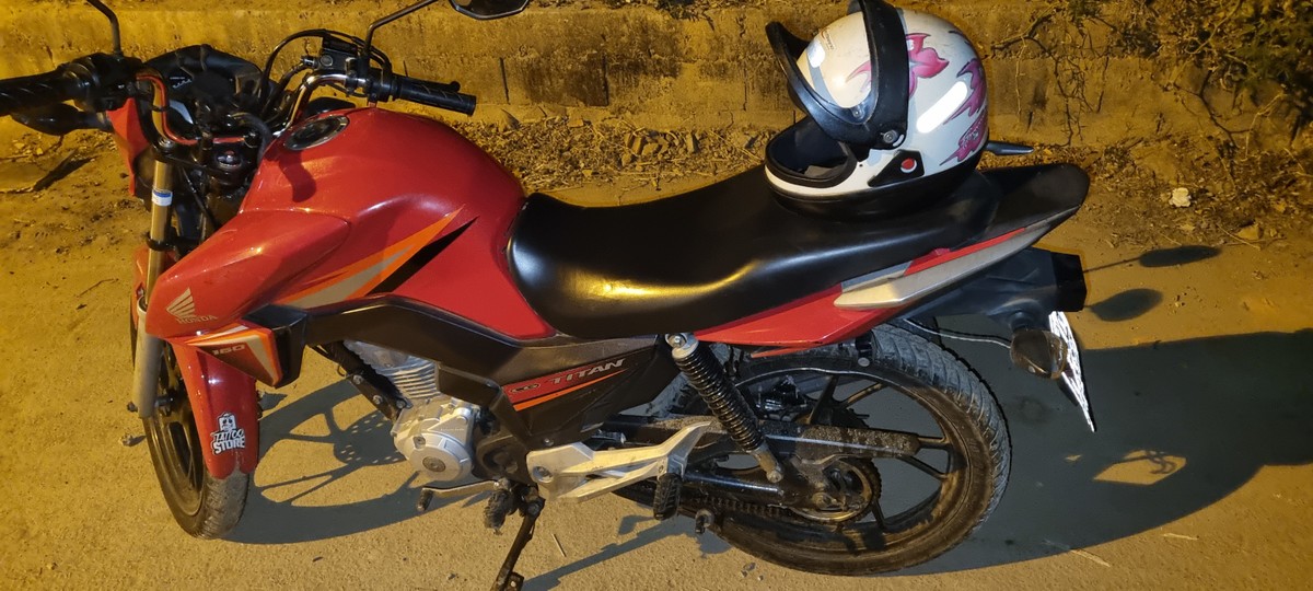 Homem pula de garupa de mototáxi para roubar motocicleta em Montes Claros; vítima estava parada no semáforo 