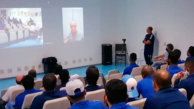 Luiz Felipe Scolari participa da preleção do Cruzeiro antes do jogo contra o Juventude