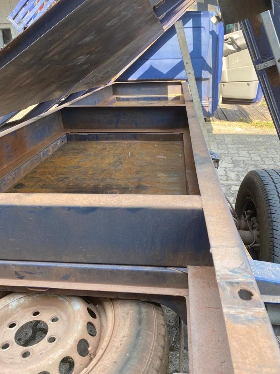 Droga estava escondida em compartimento secreto de caminhão — Foto: Polícia Civil 