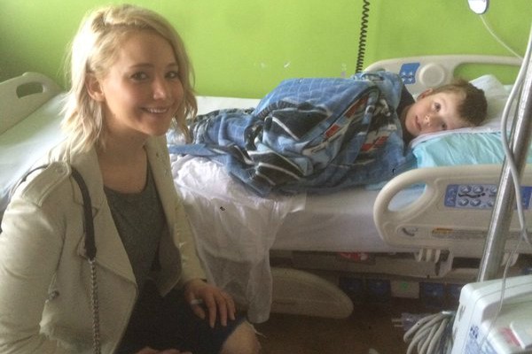 Jennifer Lawrence durante visita ao hospital infantil (Foto: Reprodução Twitter)