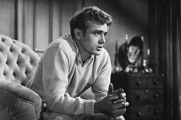 1955:  James Dean (1931 - 1955) plays the angst-ridden Cal Trask in 'East of Eden', directed by Elia Kazan and based on the novel by John Steinbeck.  (Photo via John Kobal Foundation/Getty Images) (Foto: Getty Images)