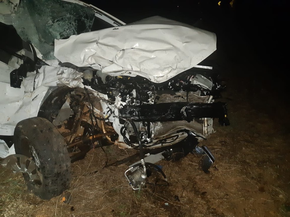 Parte da frente do carro ficou destruída — Foto: PRF-MT