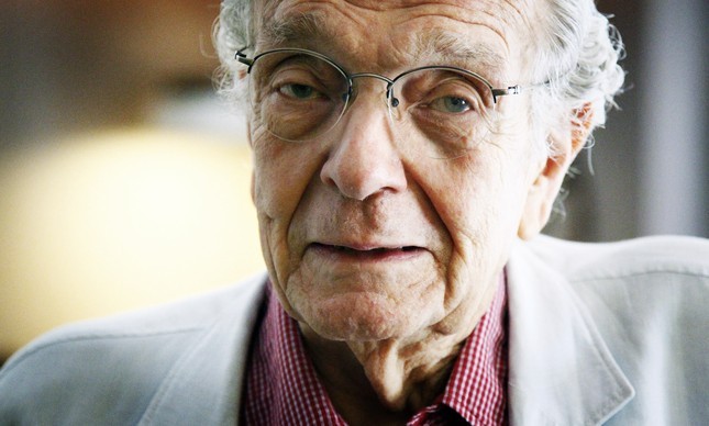 O jornalista e escritor Alberto Dines, de 89 anos, morreu de pneumonia (Foto: Leonardo Aversa)