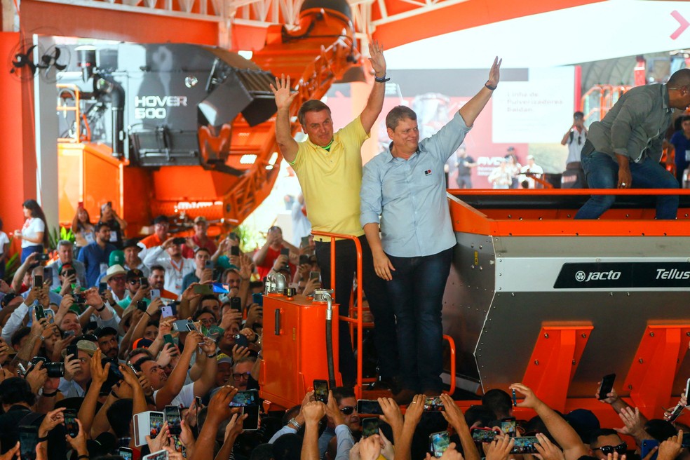 Bolsonaro e Tarcísio de Freitas na Agrishow, em Ribeirão Preto — Foto: AFP