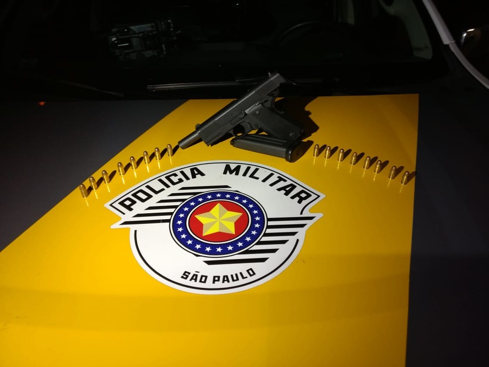 Pistola e munições foram apreendidas pela polícia — Foto: Polícia Rodoviária/Cedida