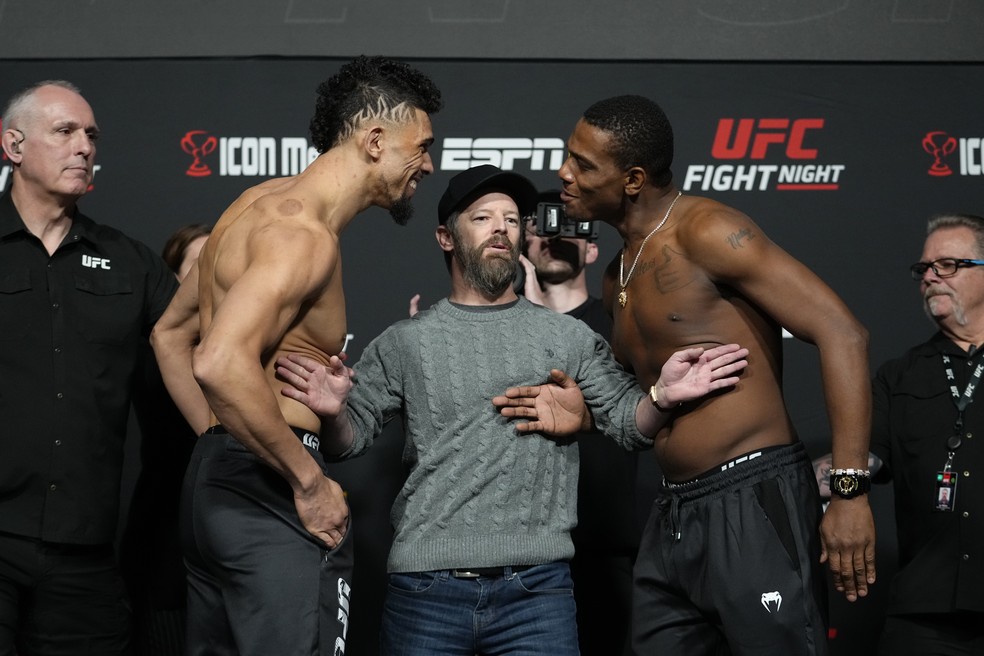 Johnny Walker e Jamahal Hill se provocam na pesagem do UFC — Foto: Getty Images