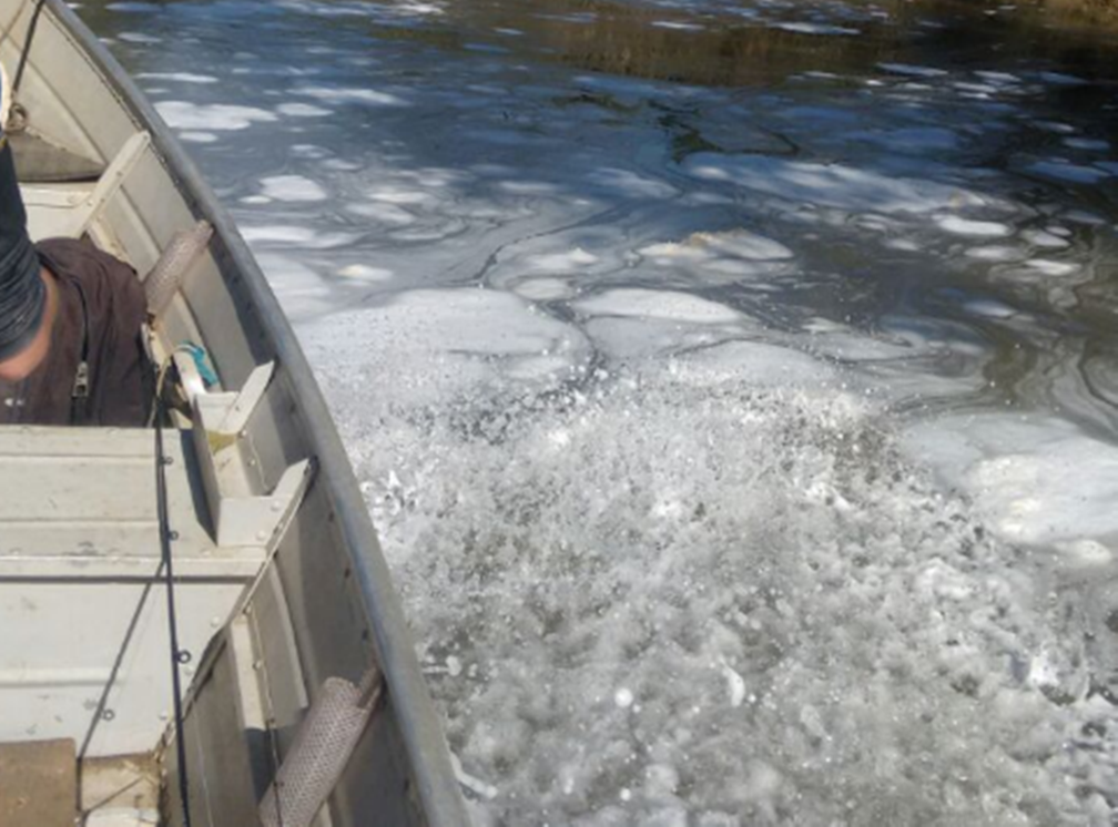 Espuma branca em rio Itapetininga chama a atenção de moradores (Foto: Arquivo Pessoal)
