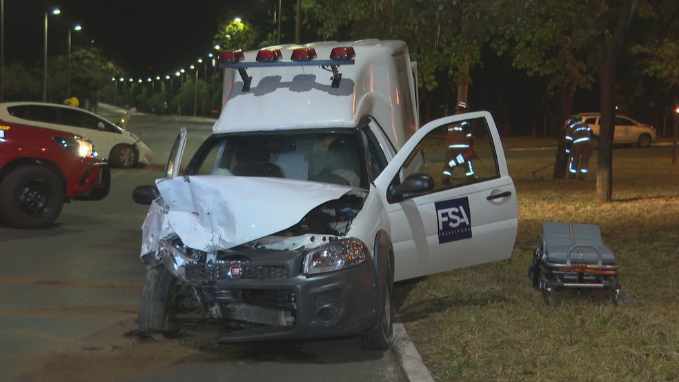 Acidente entre carro e ambulância deixa seis pessoas feridas no DF — Foto: TV Globo/Reprodução