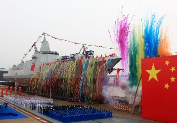 Cerimônia de lançamento do novo destróier produzido na China (Foto: China Network/Reuters)