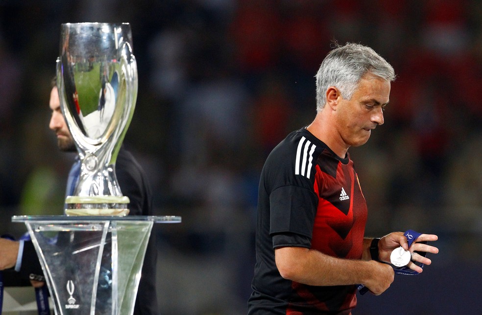 José Mourinho, técnico Manchester United, segura sua medalha de prata, que daria a um torcedor momentos depois (Foto: Ognen Teofilovski/Reuters)