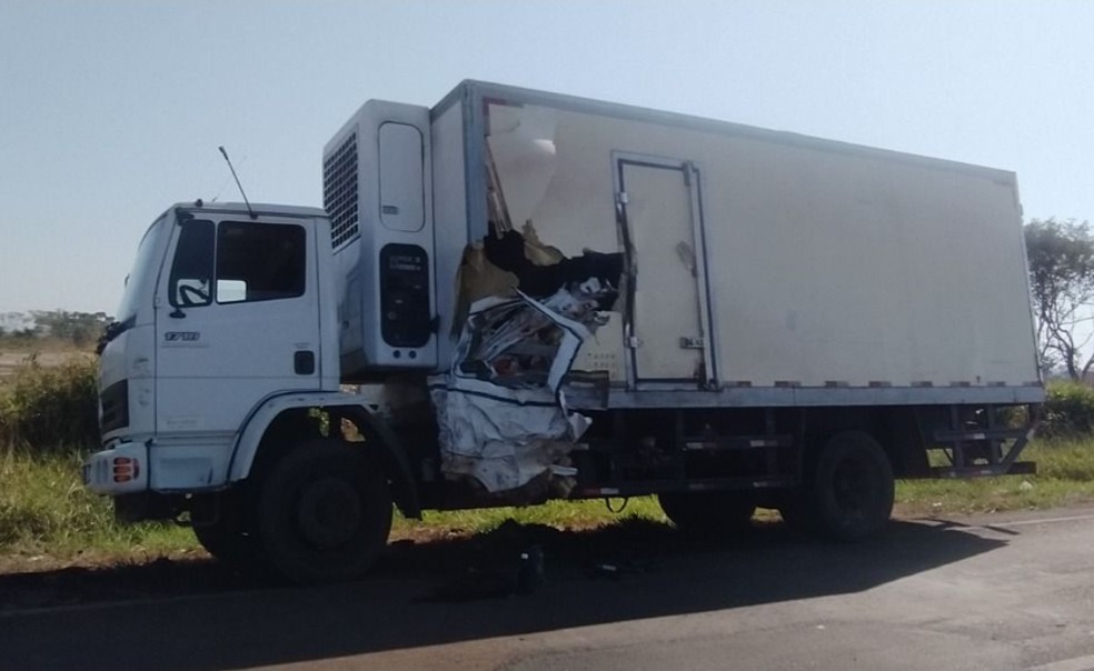 Porta da van ficou presa no caminhão após acidente — Foto: Arquivo/CBM-AC