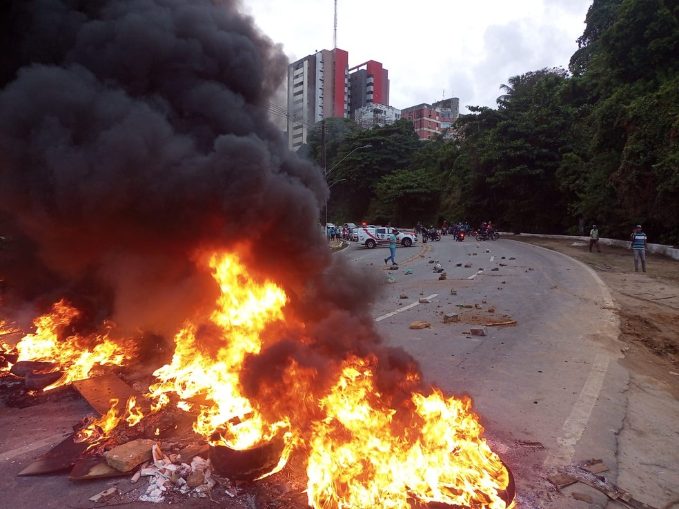 Manifestantes ateiam fogo a pneus e bloqueiam Ladeira Geraldo Melo, em Maceió — Foto: Jamerson Soares/g1