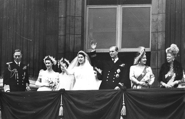 The Royal Wedding Party wave from the balcony of the Buckingham Palace, London, England, November 20, 1947. Front row, from left, King George VI (1895 - 1952), Princess Margaret (1930 - 2002), then-Princess Elizabeth (later Queen Elizabeth II), the Duke o (Foto: Getty Images)