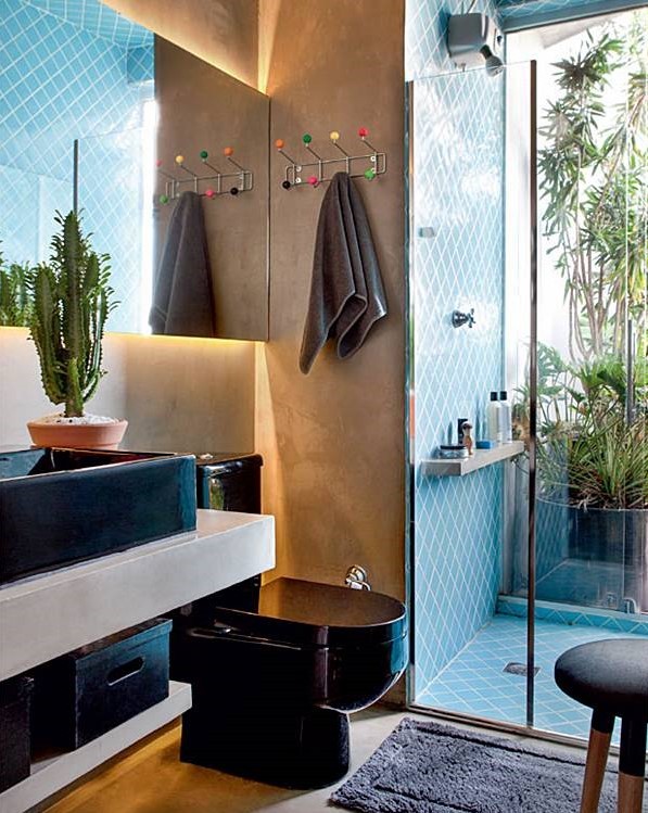 No projeto do arquiteto Guto Requena, o banheiro ganhou box camarão para economizar espaço. Louças da Deca. Revestimento azul da Portobello (Foto: Pinterest/Reprodução)