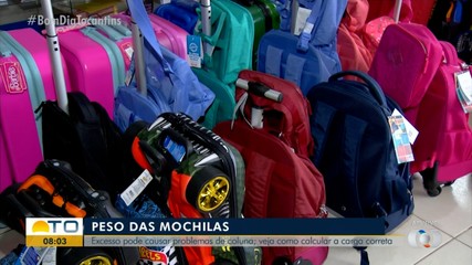 Excesso de peso nas mochilas podem causar problemas de coluna; veja como calcular a carga