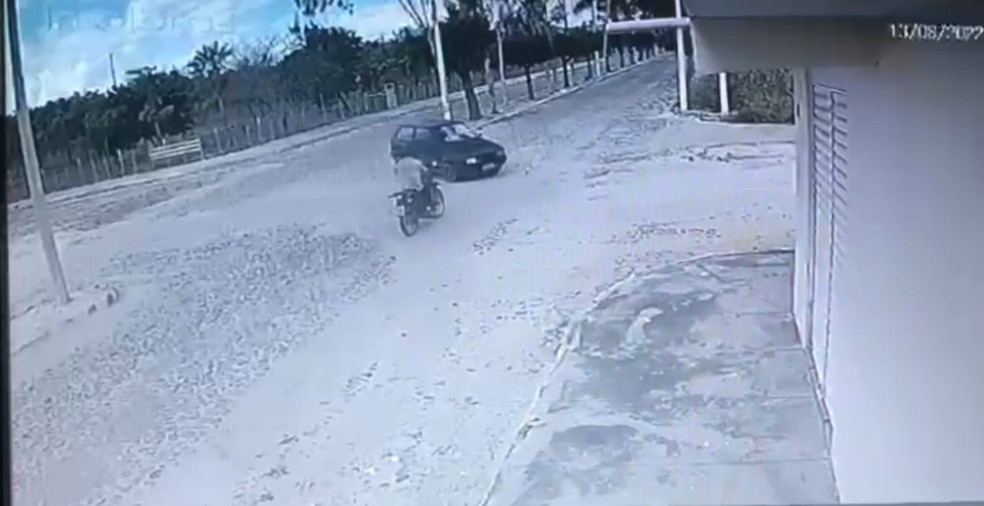 O motociclista não resistiu aos ferimentos e morreu no local. — Foto: Reprodução