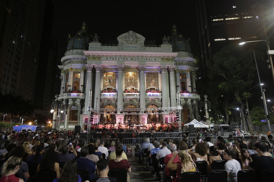 Centenas de pessoas assistem ao espetáculo Natal de Luz, no Teatro Municipal