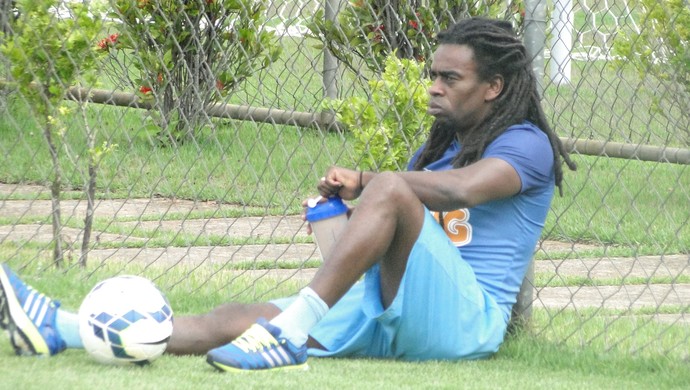 Recuperando de lesão, Tinga vai a campo para assistir treino do Cruzeiro