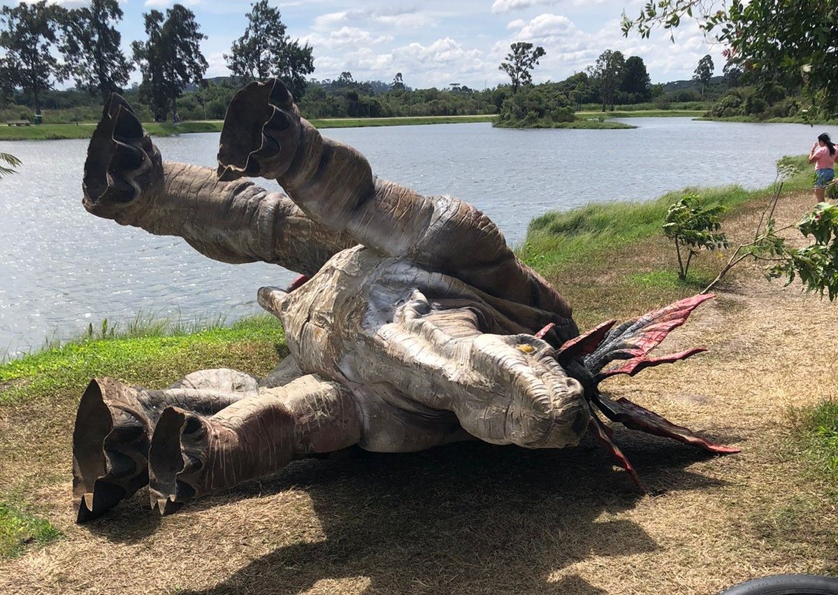 Rajadas de vento derrubam dinossauro em parque no Paraná; FOTOS