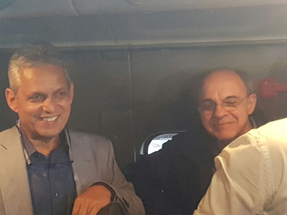 Reinaldo Rueda se encontra com Eduardo Bandeira de Mello na chegada ao Rio de Janeiro (Foto: Marcelo Baltar)