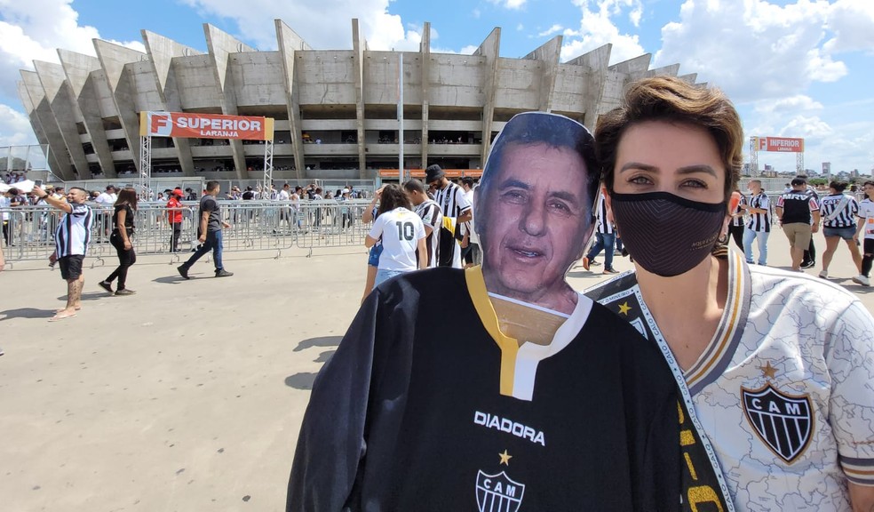 Amanda homenageia o pai Naelzo no Mineirão — Foto: Rodrigo Fonseca