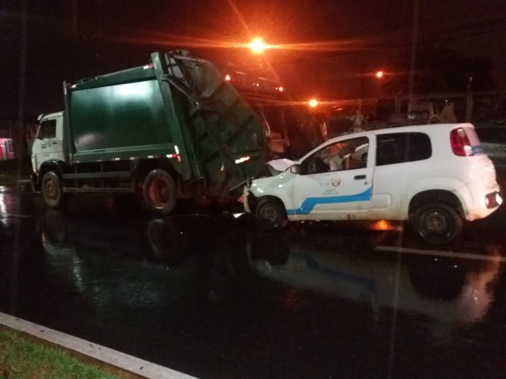 Servidor de coleta urbana é atropelado durante o trabalho — Foto: Deletran-MT/Assessoria