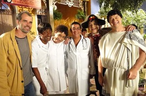 Cantor virou médico por um dia: 'Sonho da minha mãe' (TV Globo / Casseta & Planeta Vai Fundo)