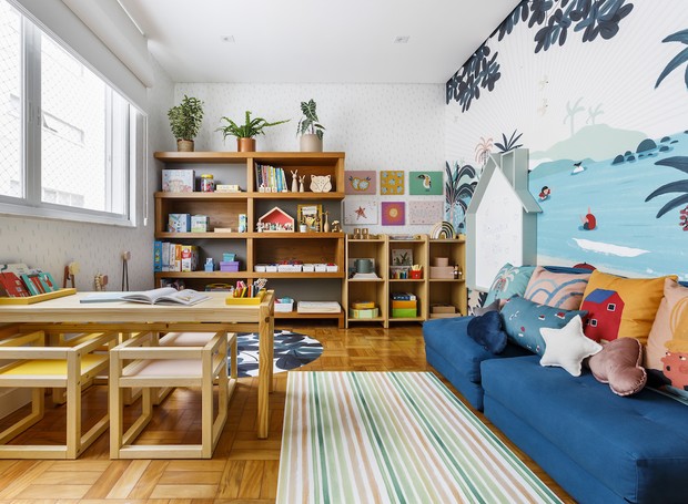 A wooden shelf guided the entire project.  Rugs from Mama Loves You, wooden ornaments and a succulent vase from Pimbos Kids;  Bloom Line low shelves;  and table and stools from Estúdio Minca (Photo: Renata D'Almeida / Publicity)