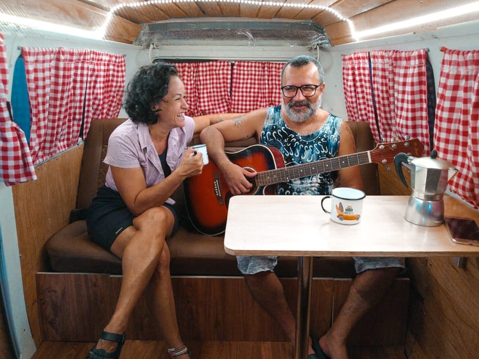 Casal procurou tutoriais na internet para customizar kombi  — Foto: Arquivo pessoal 