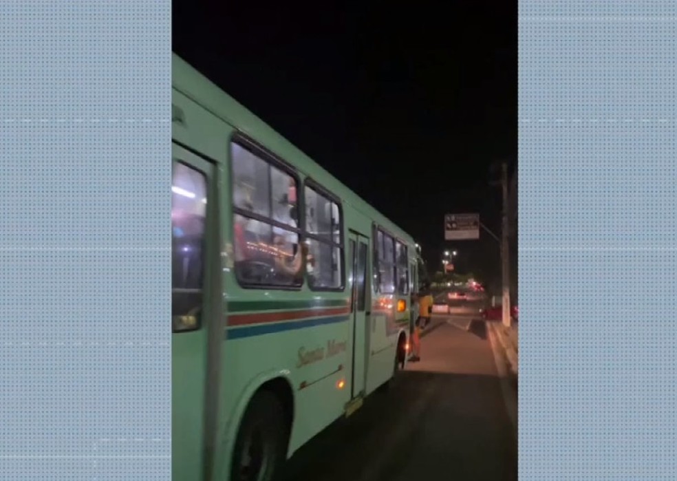 paint Vídeo mostra ciclista preso em porta de ônibus após questionar motorista sobre ultrapassagem em Natal; STTU apura caso