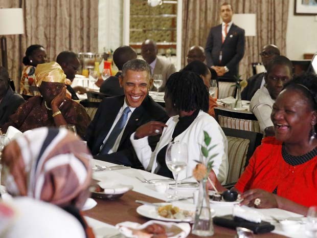 Obama participa de jantar em seu hotel com alguns de seus familiares que ainda estão no Quênia (Foto: REUTERS/Jonathan Ernst)