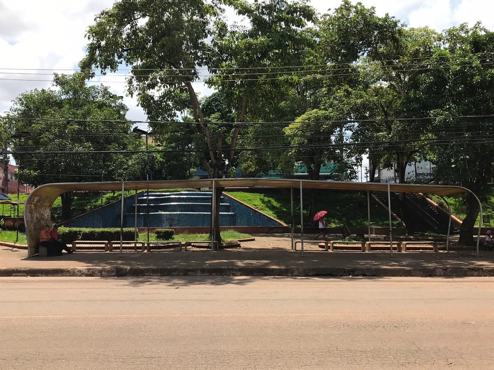PORTO VELHO - Pouca movimentação em parada de ônibus na Praça Marechal Rondon no Centro de Porto Velho, nesta quinta-feira (26). — Foto: Ana Kézia Gomes/G1