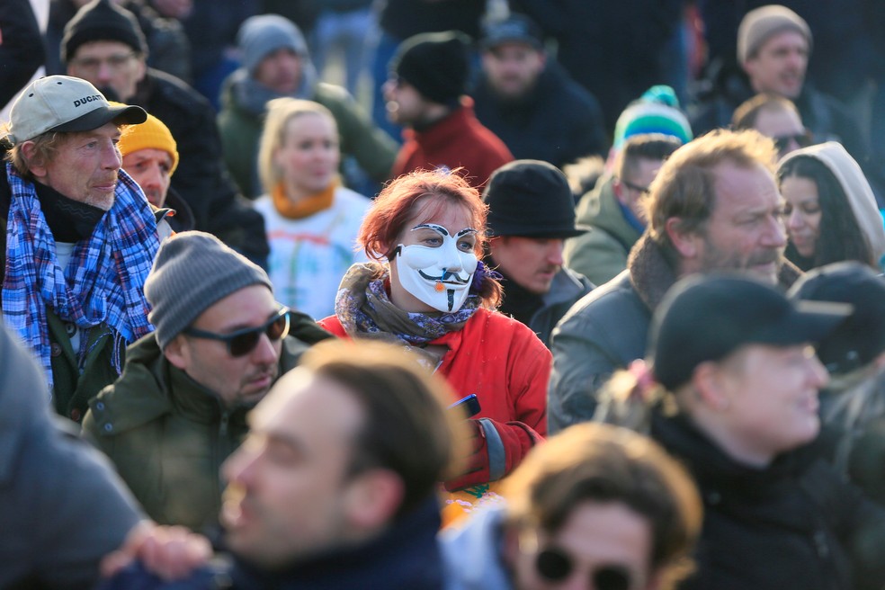 Holandeses se reúnem em Amsterdã para protestar contra as medidas do governo holandês — Foto: REUTERS/Stringer