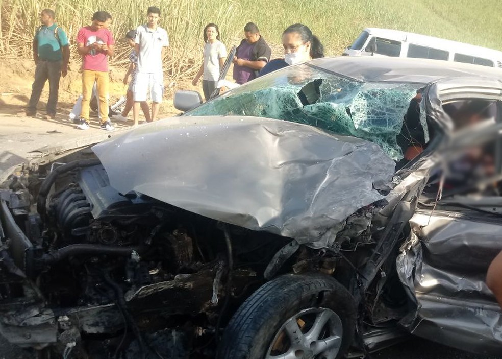 Acidente na PE-60, em Ipojuca, no Grande Recife, deixou carro destruído (Foto: Reprodução/WhatsApp)