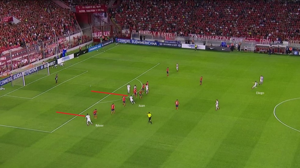 Em posição inversa, Réver vai o segundo pau, mas a bola de Diego procura Juan no meio da área. O veterano quase marca o segundo (Foto: Reprodução)