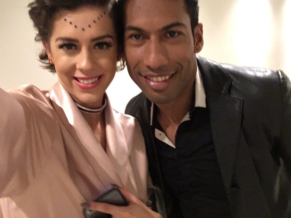 Sophia Abrahão faz aquela selfie com seu professor Rodrigo Oliveira antes de quebrar tudo no palco! (Foto: Aline Nunes / Gshow)