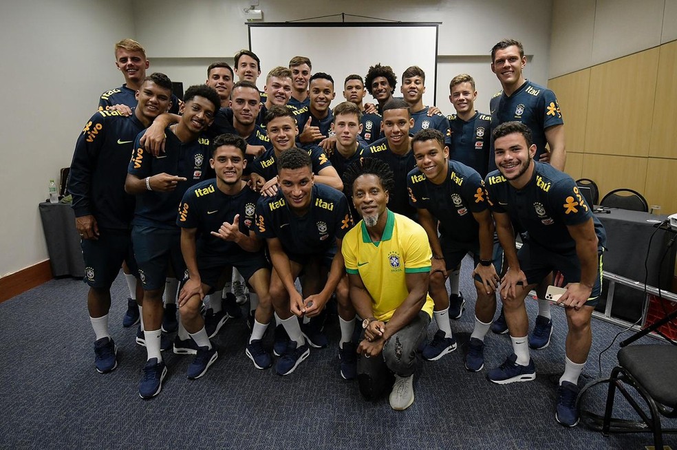 Jovens da seleção Sub-17 com ex-jogador Zé Roberto — Foto: Alexandre Loureiro/ CBF