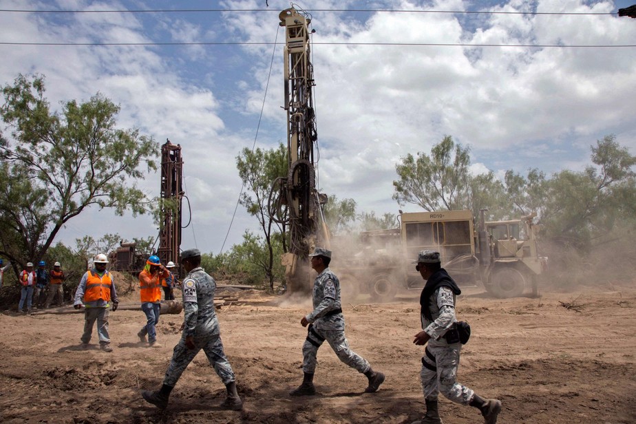 Dez trabalhadores estão presos em mina no México após inundação no local