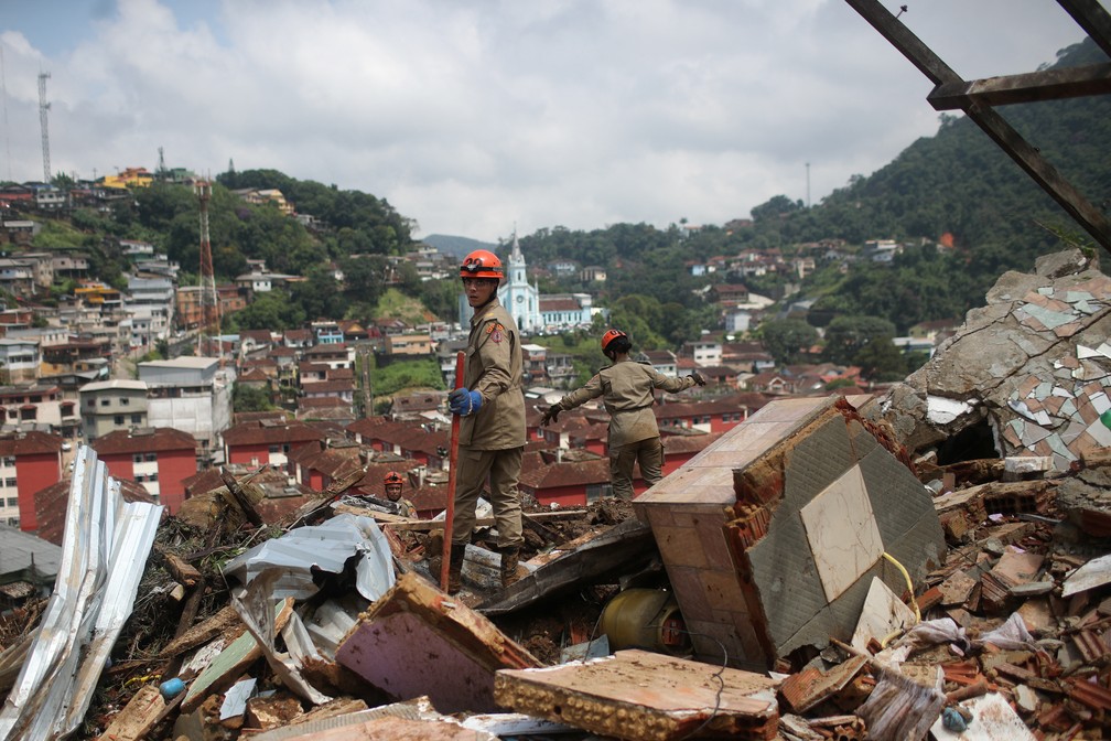 Bombeiros seguem na busca por vítimas após deslizamento no Morro da Oficina, em Petrópolis (RJ) — Foto: Ricardo Moraes/Reuters