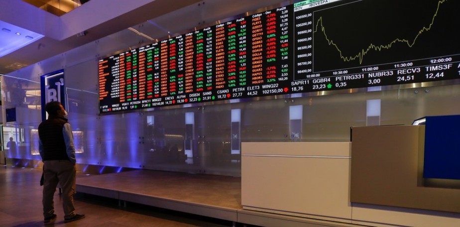 Investidor observa o painel da B3, a bolsa de valores brasileira