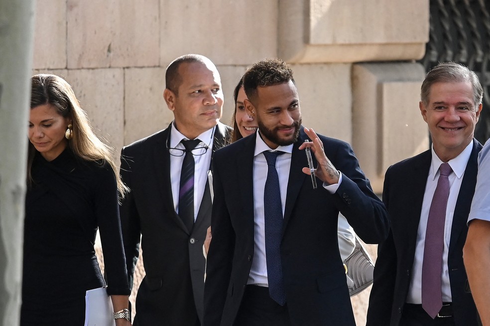 Neymar e seu pai foram a tribunal em Barcelona — Foto: Josep Lago/AFP