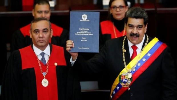 O herdeiro político de Hugo Chávez tomou posse para um segundo mandato e ganhou destaque em publicações internacionais (Foto: REUTERS/CARLOS GARCIA RAWLINS via BBC)