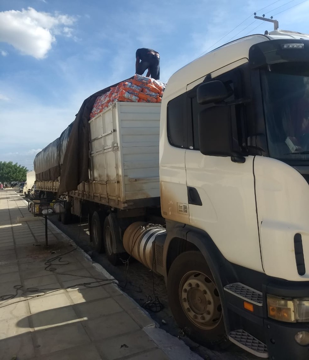 CaminhÃ£o roubado em Juazeiro, BA, foi recuperado em CabrobÃ³.  â Foto: PM/ DivulgaÃ§Ã£o