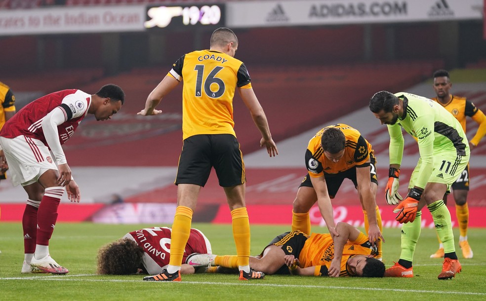 Raul Jimenez e David Luiz Arsenal x Wolverhampton  — Foto: Reuters