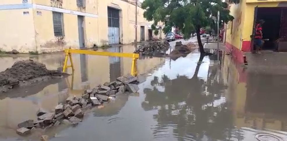 Ruas de Quixadá ficam alagadas após chuvas neste domingo (25) (Foto: Chico Javali)