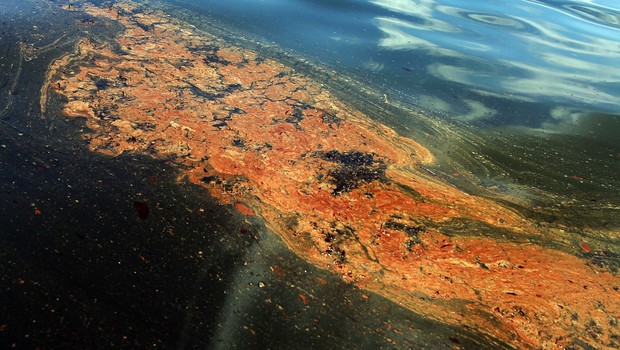 Mancha de óleo é vista próximo à Grand Isle em Louisiana em 14 de junho de 2010. O vazamento de petróleo da empresa BP no Golfo do México é considerado o maior desastre ambiental da história dos EUA (Foto: Spencer Platt/Getty Images)